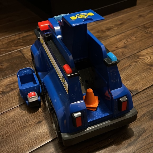 Paw Patrol Chase’s Deluxe Vehicle and Rescue Center Playset - Picture 4 of 14